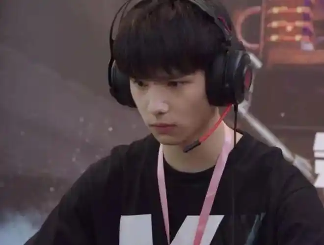 亲爱的热爱的:kk战队的小可爱不再可爱,面对新战友时拒之千里