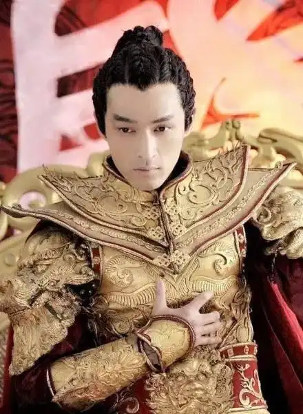 他掀起了刘海,正大光明的露出右眼的疤痕,以阴险狡诈的宇文拓重回观众