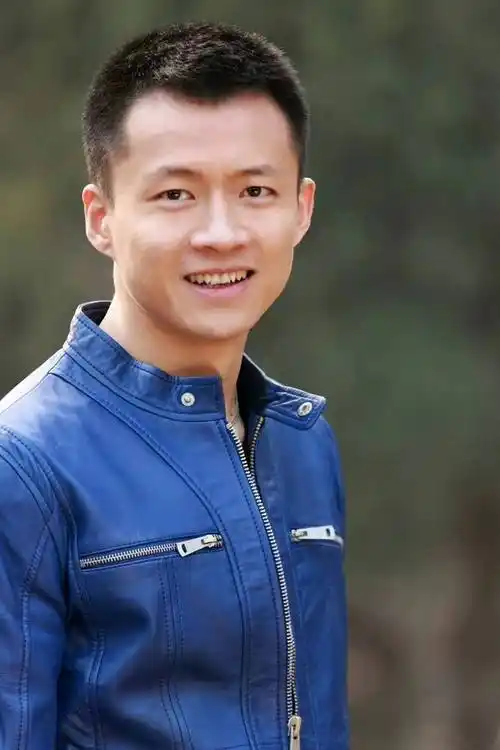 而唐曾,一个充满才华的演员,却迈过了这个看似必然的步骤,他始终坚持