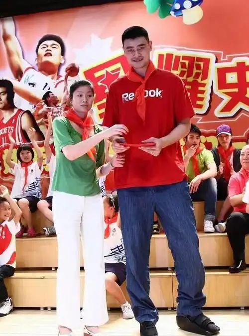 姚明与叶莉的女儿姚沁蕾目前才12岁的年龄,身高已经长到了1米8多了