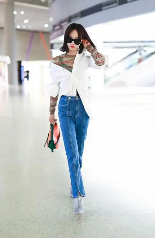 蓝盈莹认真比心好可爱初恋气质穿破洞装遮不住肩膀也没事