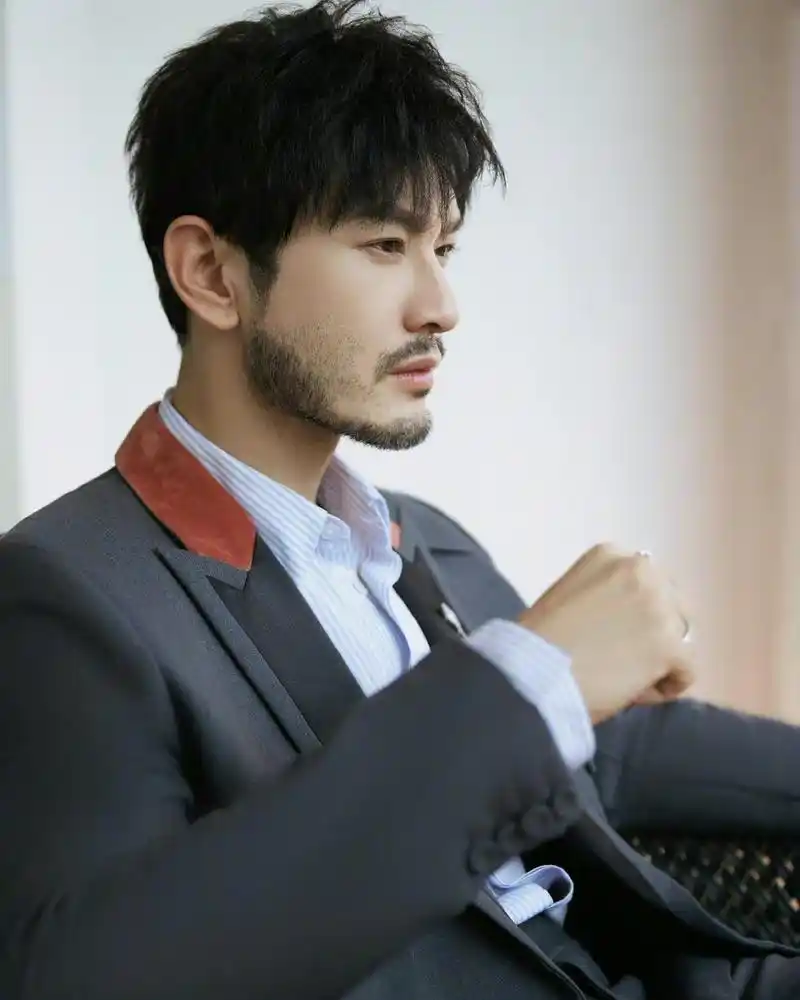 黄晓明终于露面!暴瘦30斤越来越帅,留胡子头发长却更有男人味