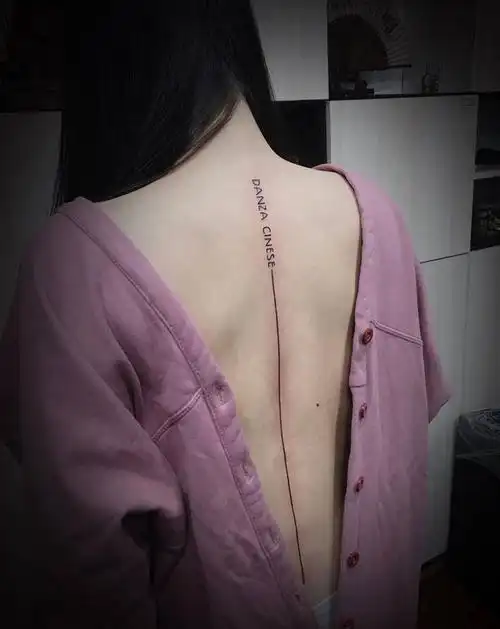 线纹身图片_背部花体字脊椎纹身图案