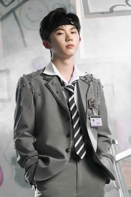 马嘉祺校服发带造型##宋亚轩校服背头造型