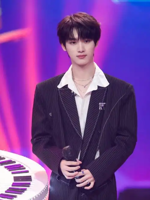 身穿条纹黑西装的大长腿丁程鑫