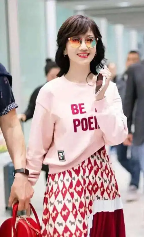 66岁的赵雅芝真时髦穿米色大衣配洗碗手套跟儿子像同龄人