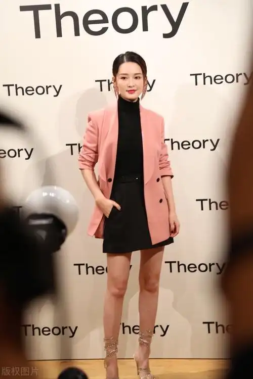 李沁现身活动西装配短裙,身材比例超好显腿细