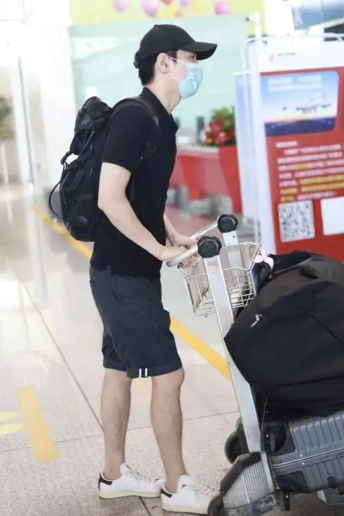 赵又廷现身穿黑色的短袖t恤搭五分裤很酷很有男人味