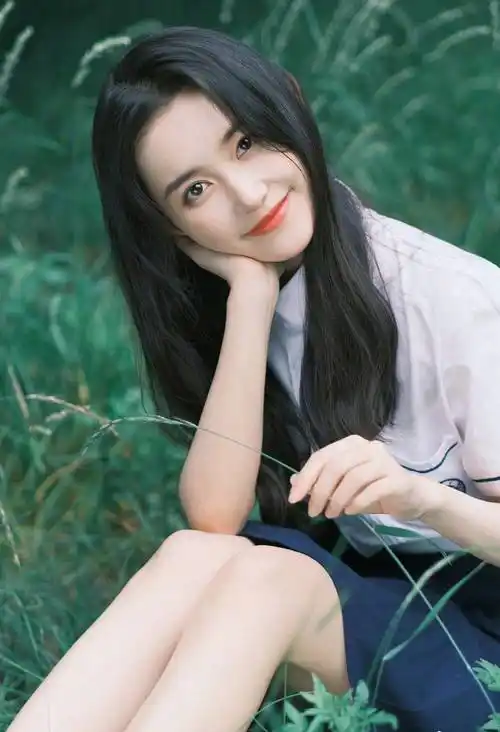 蒋依依学生装长发飘飘青春活力写真