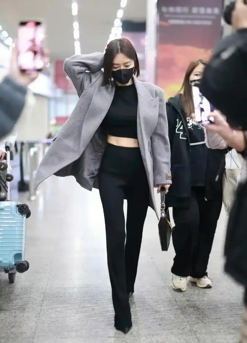 秦岚真的有马甲线!《闪耀的她》里健身完走路姿势真实,不像演的