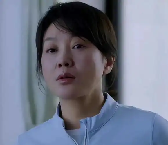 面部浮肿头发炸毛满脸皱纹51岁闫妮凭啥靠少年派2翻红