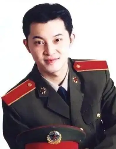 贾玲发沈腾童年照为其庆生模样帅气被赞军艺校草