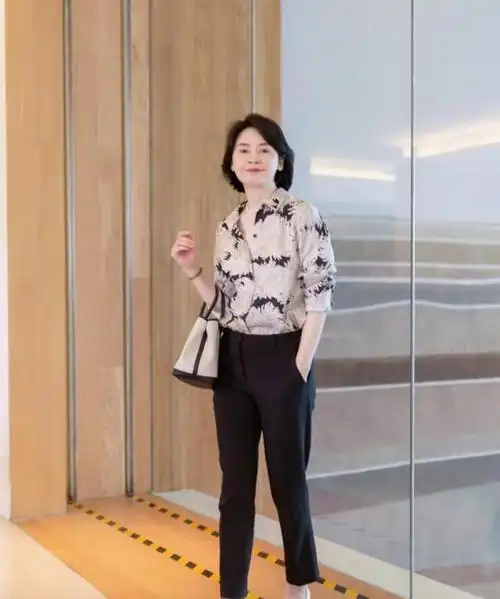 50中年妈妈亲身示范春天穿这3裙2衫得体减龄显气质