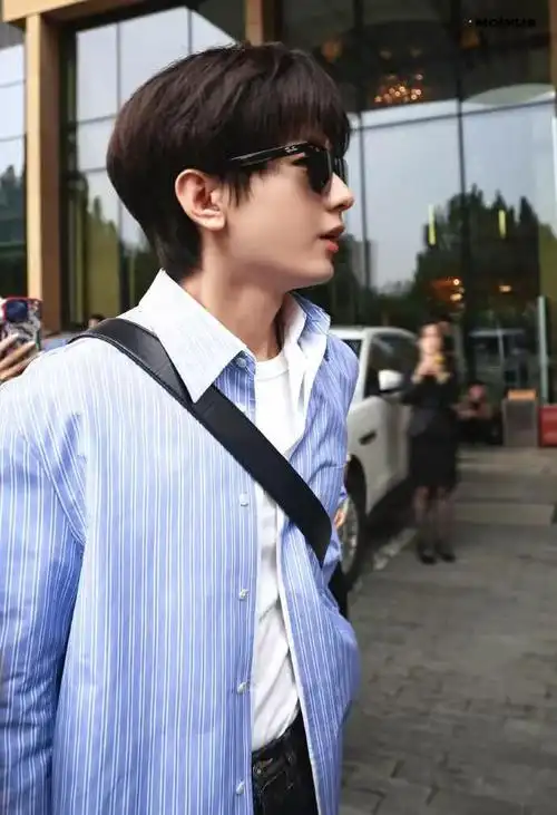 都说成毅不上镜看到路人拍的照片后我信了