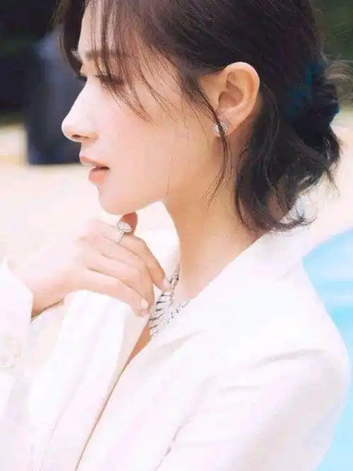 最近真的被万茜的神侧颜迷倒了,简直是长在标准尺上.