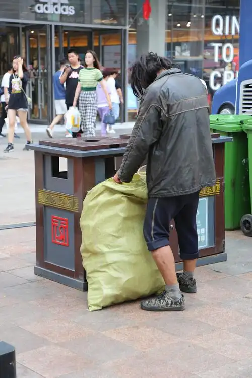男人流血不流泪再苦再累都需要自己扛住也许会有无数的打击在他的心灵