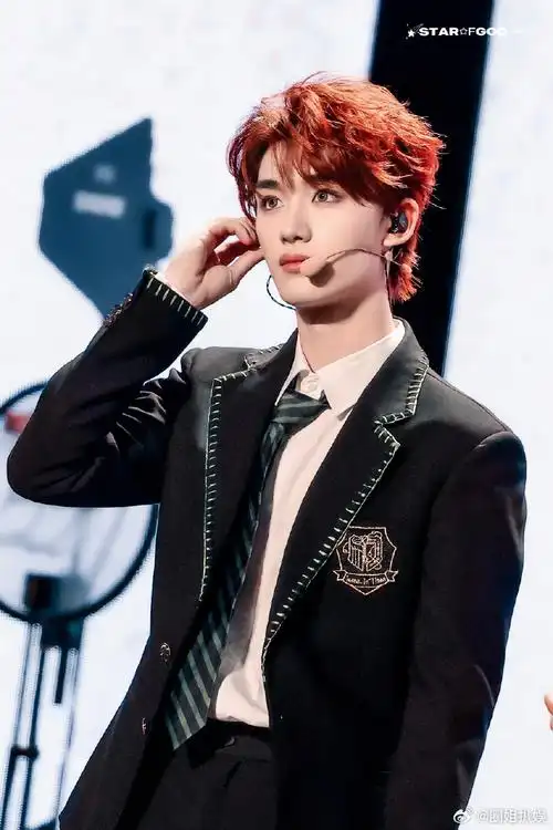 丁程鑫戴眼镜好奶