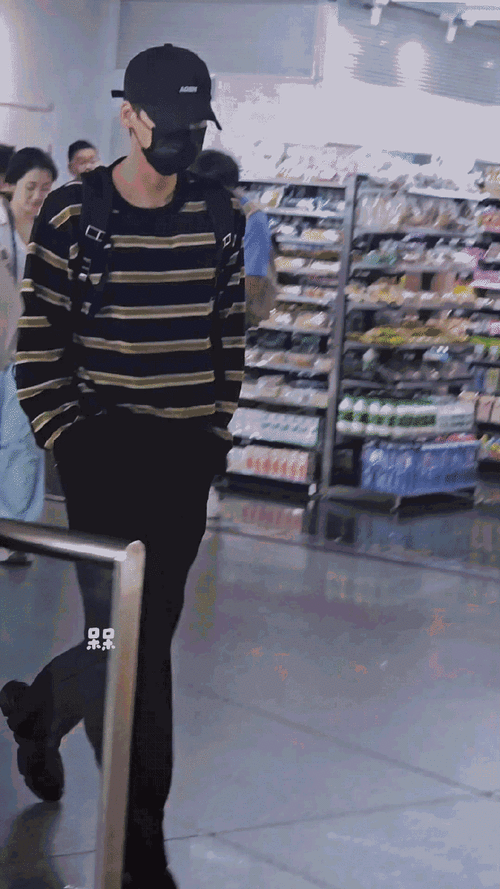 挑战每天按相册顺序发一张李易峰的照片