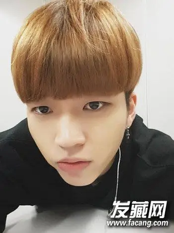 较为圆润的锅盖头,黄棕色头发很潮,南优铉演绎出来很有青春学生