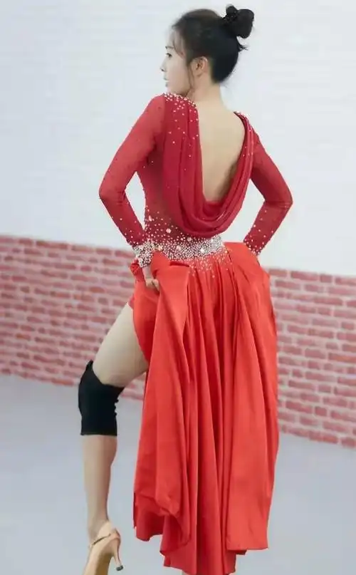 秦岚跳舞旧照曝光穿红色露背裙扎丸子头造型前卫舞姿曼妙