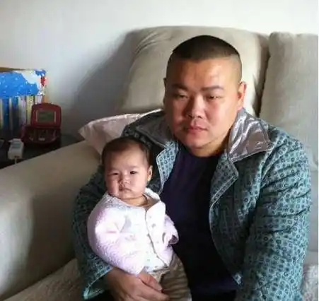 岳云鹏深夜晒照,仅11个字和一盘饺子,就能看出老婆多