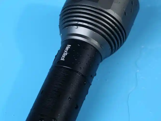 将可拆卸电池装入手电筒中,拧紧后盖.