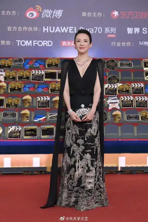 一身黑色深v礼裙搭配黑色薄纱披肩气场全开,不愧是章子怡!