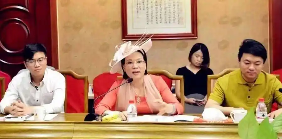 浙江富婆周晓光:巅峰时坐拥800亿,三年败光倒欠银行500亿?