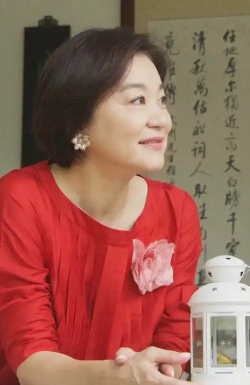 照片中,林青霞长发披肩,面庞虽有些青涩,但那份清冷的气质格外独特.