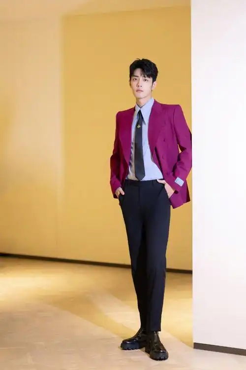 在红毯上的肖战一身红色西装,黑色领带上的小蜜蜂点睛_高清图集_新浪