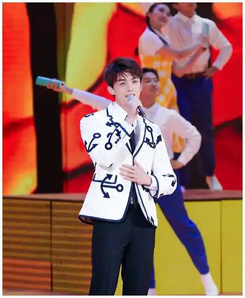 吴磊打卡纽约时装周,全黑look初现硬汉气质,寸头皮衣太抢眼_武磊_形象