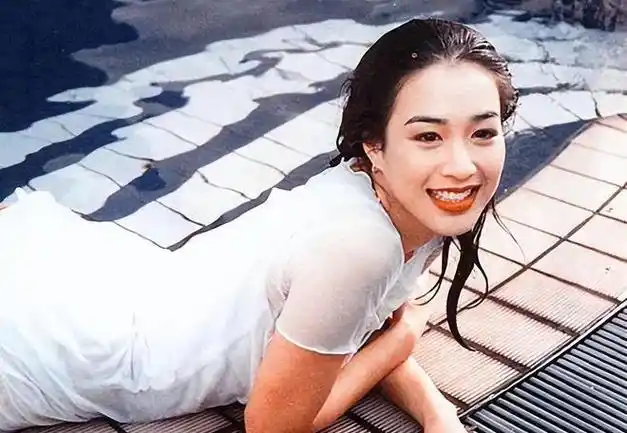 钟丽缇长女出道拍广告!身材火辣混血五官好精致,曾夺选美亚军