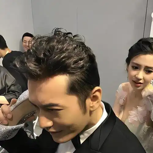 杨颖高调晒全家福庆生7岁儿子正脸照曝光太像黄晓明了