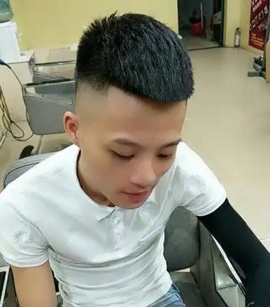 求男生剪短发瓜子头教程 当前最流行男士短发瓜子头发型图片