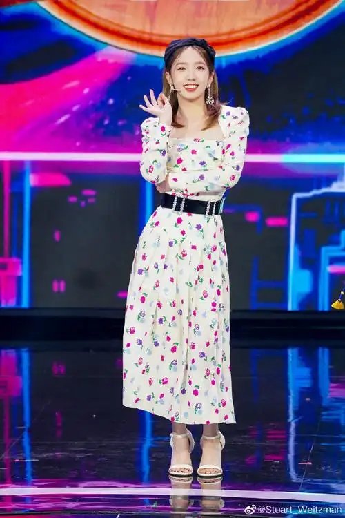 孟美岐身着印花长裙搭配@stuart_weitzman(思缇韦曼)#nunaked