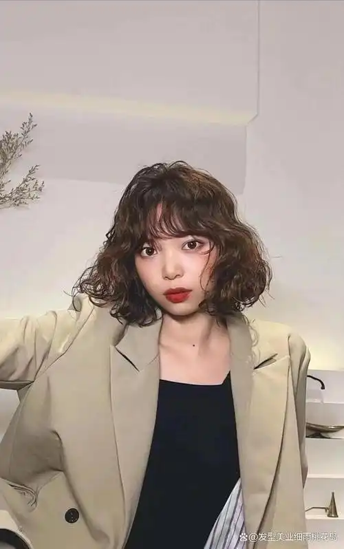 短发烫发,适合小圆脸,鹅蛋脸还有菱形脸的女生,搭配空气刘海或者卷