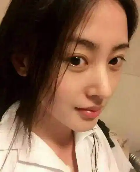 张天爱素颜出镜中国医生脸上的压痕很真实网友素颜更美