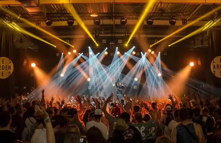 草莓音乐节高清大图摘要:演唱会图片大全|小编为您推荐演唱会背景图片