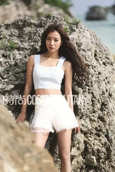 王珞丹寻爱大片曝光冲绳海岸散发女性魅力高清大图