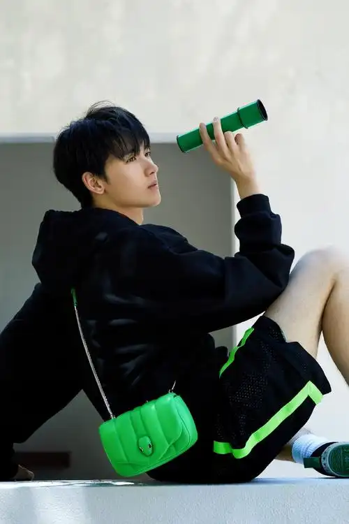 黄俊捷个性穿搭帅气图片