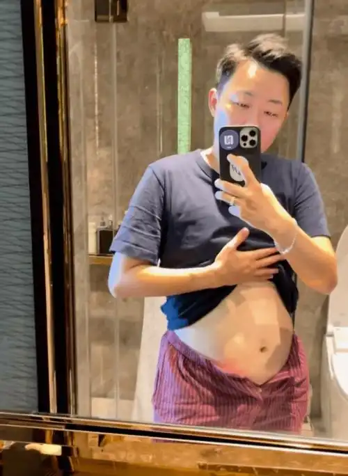 目前,叶海洋已经二胎怀孕18周,前段时间在微博晒出孕肚.