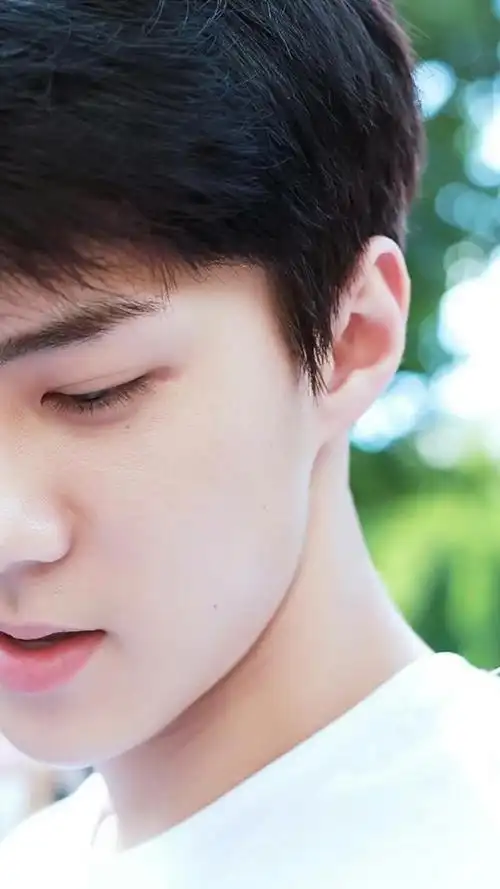 吴世勋机场照私服