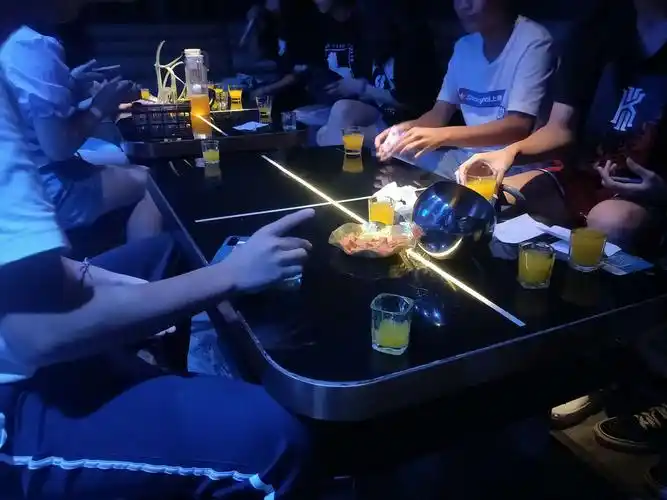 这次的第一场,我们选择了ktv.