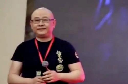 48岁刀郎罕露面发福严重变光头其实是去年的图如今在婚礼祝唱