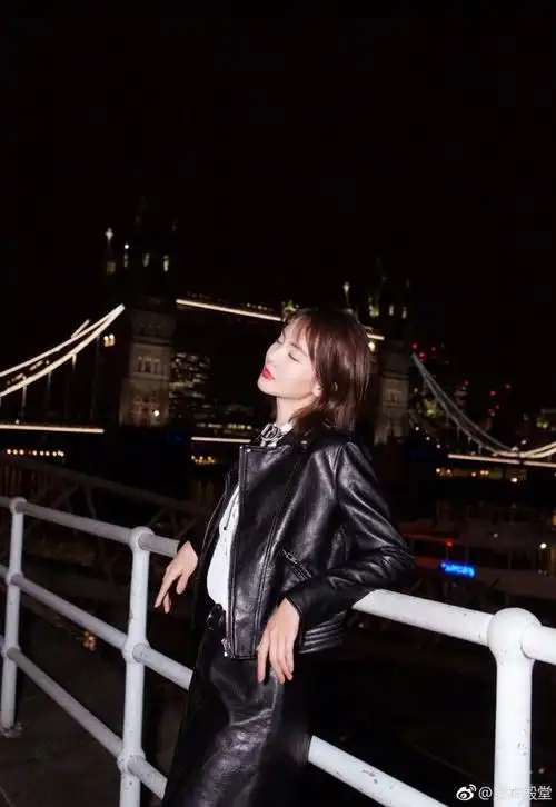 金晨街拍大片,身着黑色皮衣搭配黑色皮裙,烈焰红唇倍显性感.
