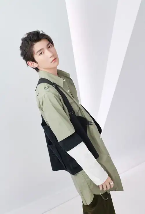 王源开始"叛逆"了,一头蓝发放荡不羁,v领衬衫真"禁欲"