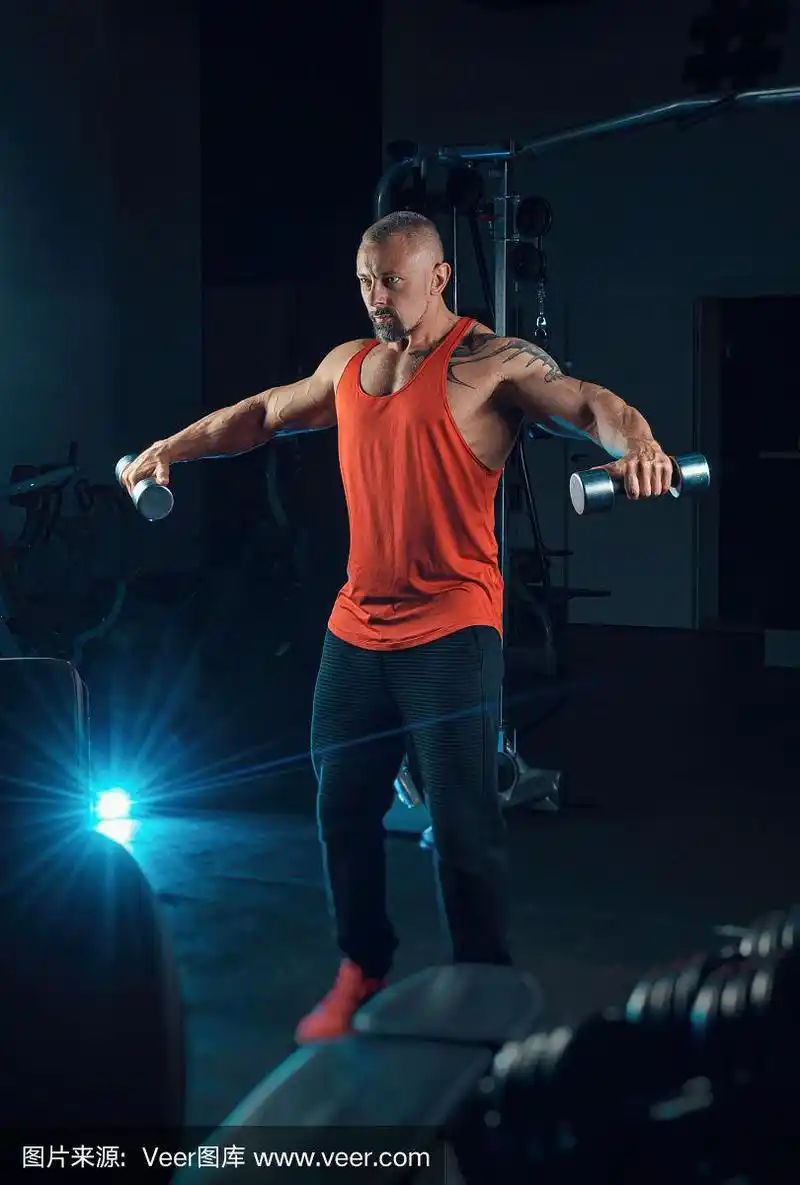 强壮的肌肉男在体育馆训练
