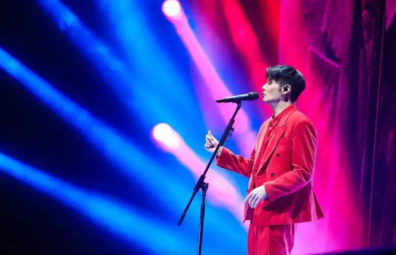 李荣浩"年少有为"巡演长沙开唱 现场调皮被乐队cue歌