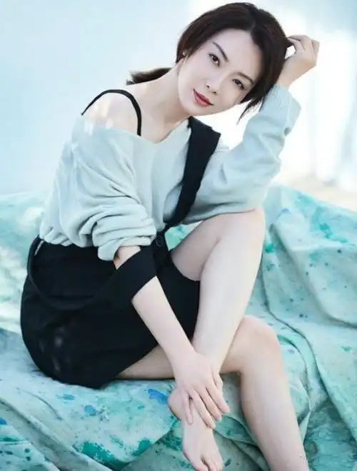 44岁陈数素颜走机场穿粉色外套搭牛仔裤时髦气质美的很高级