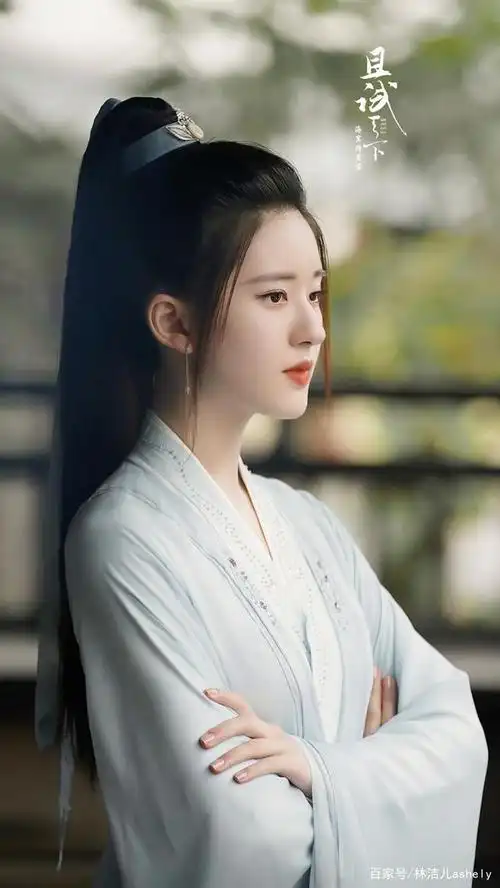 要说现在贵圈最火的圆脸小花,除了赵丽颖之外,很多人也会想到赵露思.